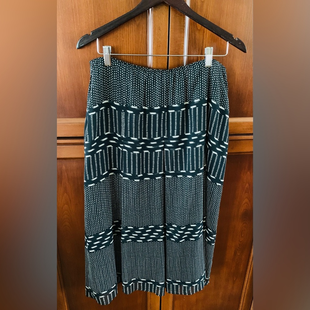 Classic Black & white sheer viscose pleaded skirt just below the knee US 10 - 12